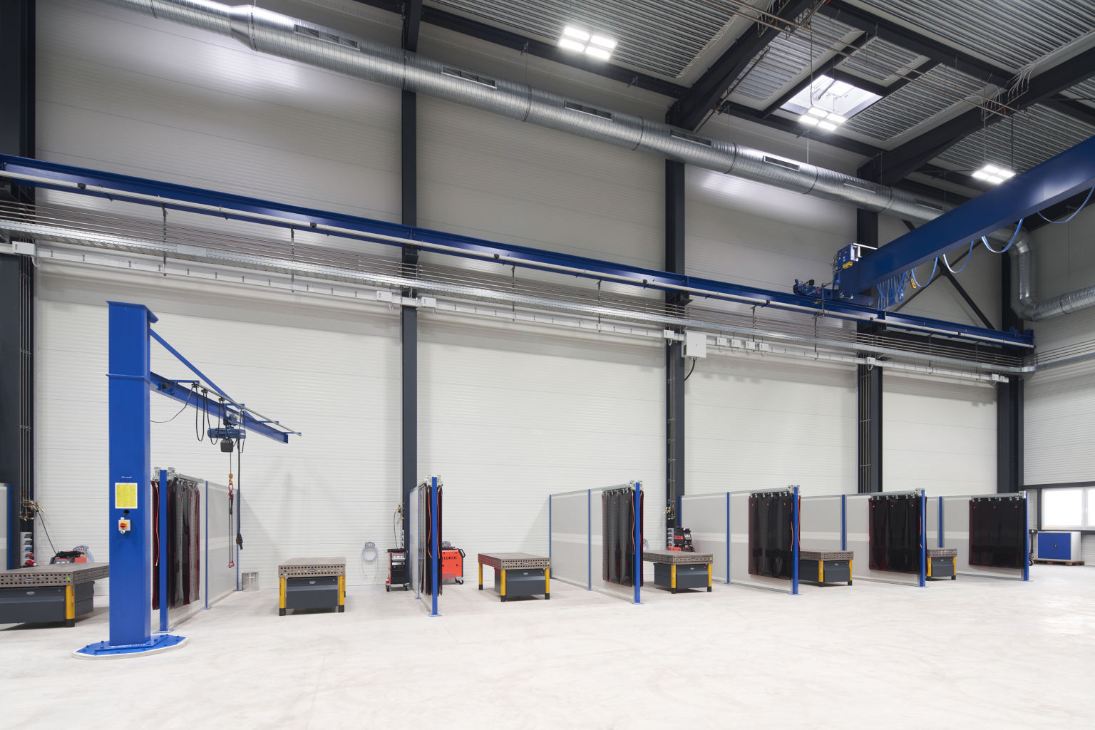 Schweißkabinen bestehend aus teleskopierbaren Schwenkarmen und Lärmschutzwänden geschlossen