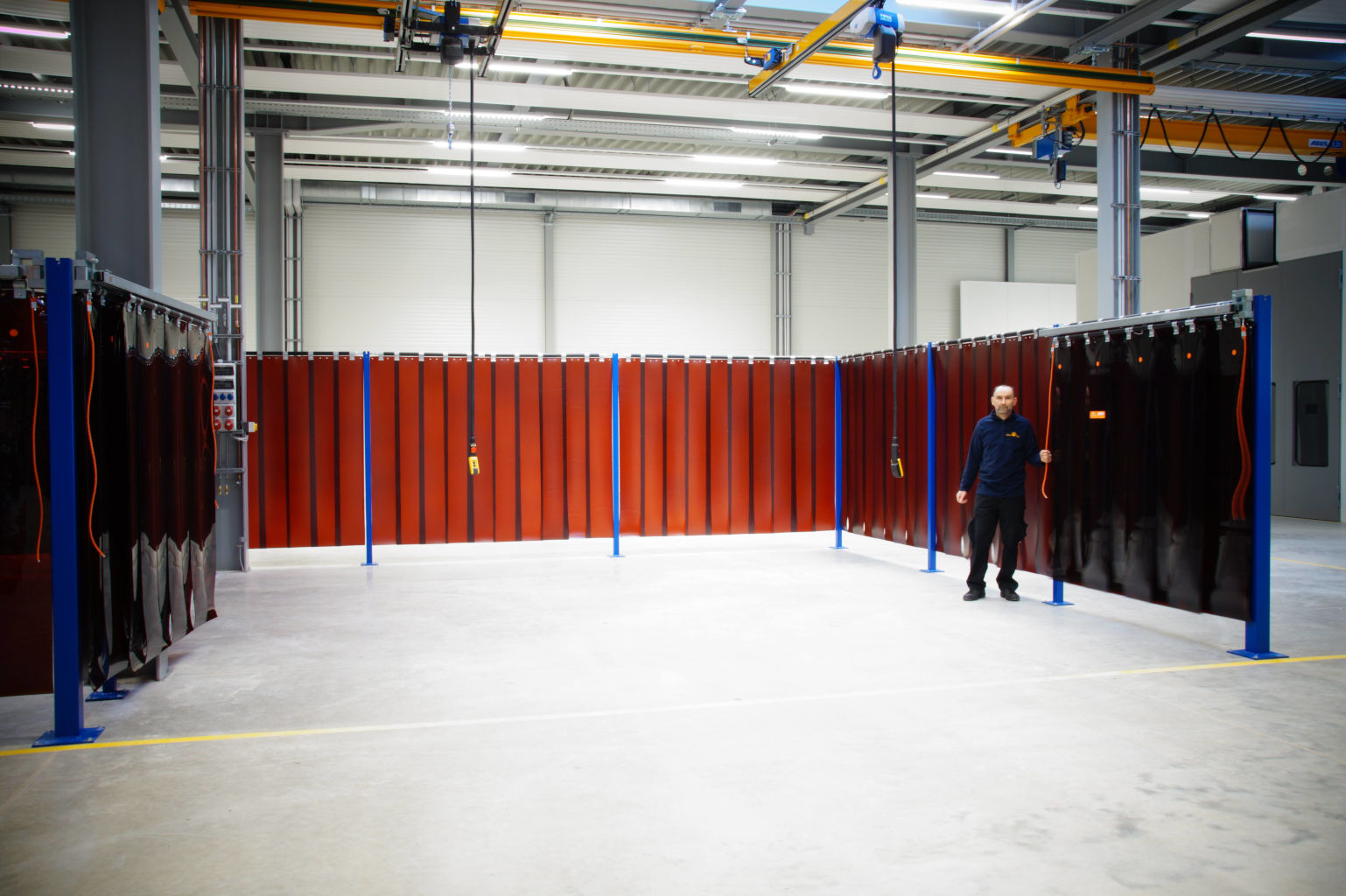 Schwenkarme einfach teleskopierbar mit Lamellen-Schweißschutzvorhängen