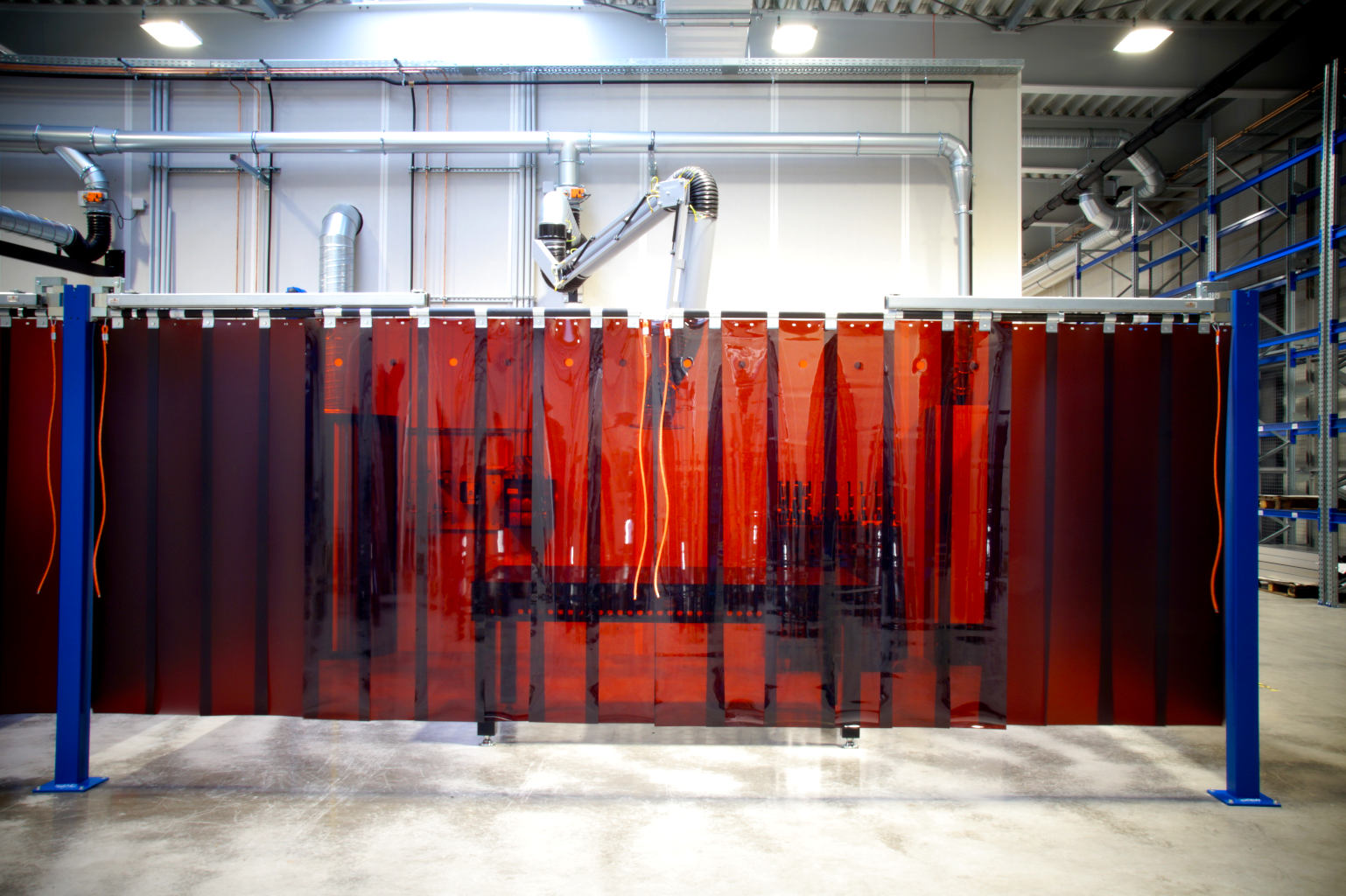 Schwenkarme mit Schweißerschutzvorhängen geschlossen